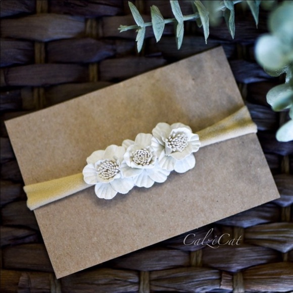 Other - 3/$20 🔷 Dainty Neutral White Baby Girls Flower Headband